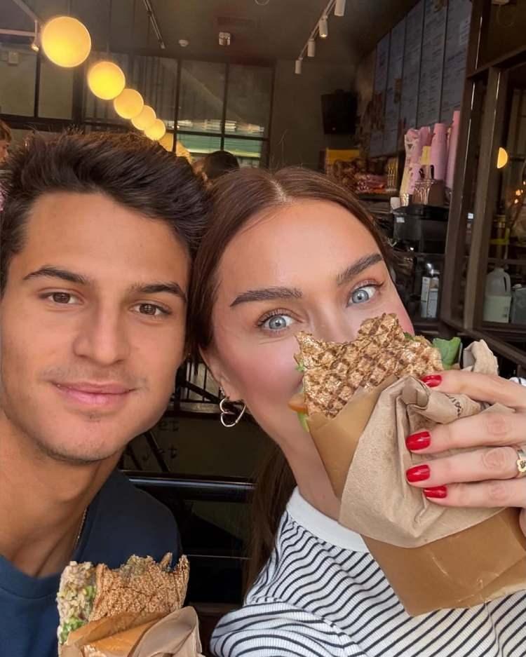 <p>&Uuml;nl&uuml; modelin oğlu Beren Tan, annesiyle verdiği pozlarla sosyal medyada kısa s&uuml;rede dikkat &ccedil;ekti.</p>
