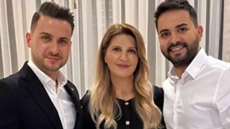 <p><strong>Ezildi &ccedil;ifti, yeni gelinleri Işıl &Ouml;zkorucuklu&rsquo;ya toplamda 8 bilezik ve 2 gelin seti taktılar.</strong></p>
