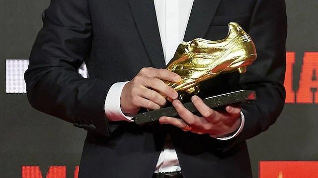 <p>FIFA D&uuml;nya Kupası Altın Ayakkabı &ouml;d&uuml;l&uuml;, her turnuvada en &ccedil;ok gol atan futbolcuya verilen prestijli bir &ouml;d&uuml;ld&uuml;r.<br />
<br />
&Ouml;d&uuml;l resmi olarak ilk kez 1982 yılında "Altın Ayakkabı" (Golden Shoe/Boot) adıyla dağıtılmaya başlanmıştır.</p>
