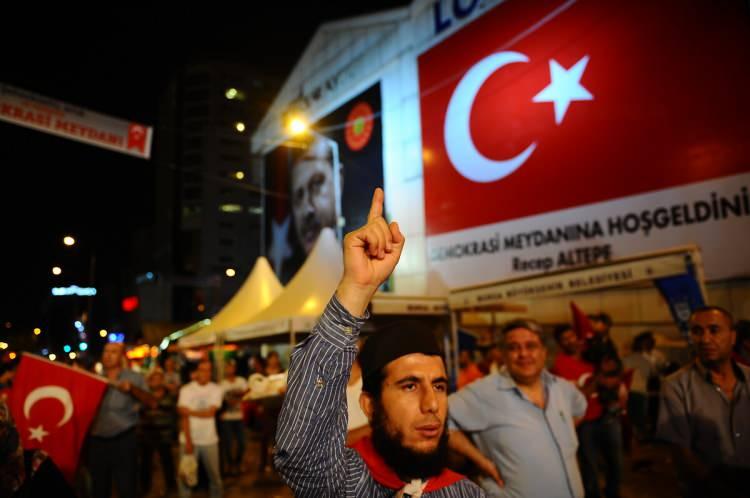 <p>&Ccedil;ocuk yaşta sokağa &ccedil;ıkan bu kahramanlar, darbenin karşısında durarak hem demokrasiyi hem de milletin onurunu savundular.</p>
