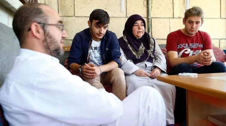 <p>Vurulduktan sonra 40 dakika ambulans bekleyen Karasakal, babası ve iki kardeşinin g&ouml;zleri &ouml;n&uuml;nde şehit oldu.</p>
