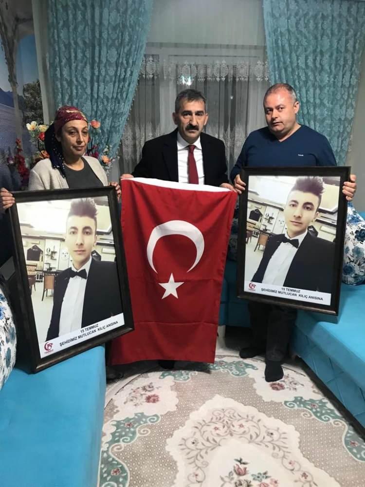 <p>Lise &ouml;ğrencisiydi, arkadaşları onu g&uuml;ler y&uuml;zl&uuml;, yardımsever bir gen&ccedil; olarak hatırlıyor. Gen&ccedil; yaşında g&ouml;sterdiği cesaretle, 15 Temmuz&rsquo;un unutulmaz simgeleri arasında yerini aldı.</p>
