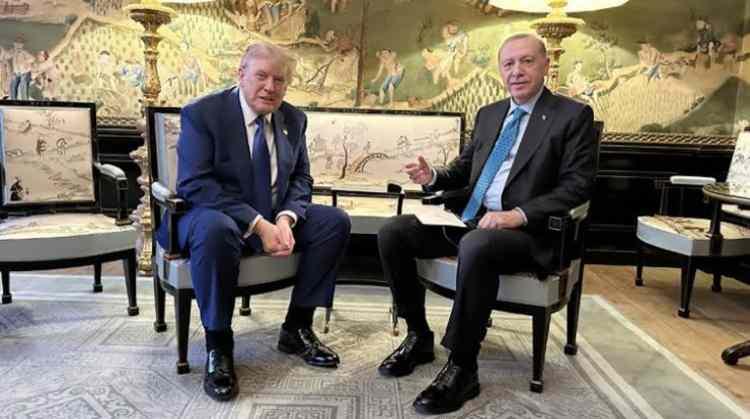 <p>Trump'ın &ouml;ğle saatlerinde Ankara'ya gelmesi &ouml;ng&ouml;r&uuml;l&uuml;yor.</p>

<p>Erdoğan-Trump g&ouml;r&uuml;şmesinde T&uuml;rkiye-ABD ilişkilerini en &ccedil;ok ilgilendiren başlığın savunma sanayi olması bekleniyor.</p>
