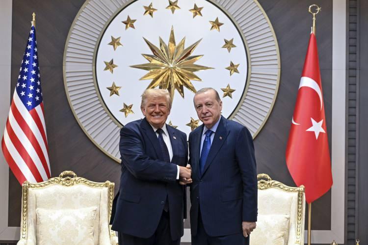 <p><strong>İLK G&Ouml;R&Uuml;ŞME HAVALİMANINDA</strong></p>

<p>&nbsp;</p>

<p>Erdoğan ve Trump ilk g&ouml;r&uuml;şmelerini havalimanında ger&ccedil;ekleştirdi. İki lider daha sonra Beştepe'de başbaşa ve heyetler arası g&ouml;r&uuml;şme yapacak.</p>
