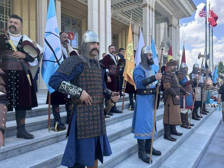 <p>Trump, Cumhurbaşkanlığı K&uuml;lliyesi'nde 16 b&uuml;y&uuml;k T&uuml;rk devletini temsil eden askerler tarafından karşılandı.</p>
