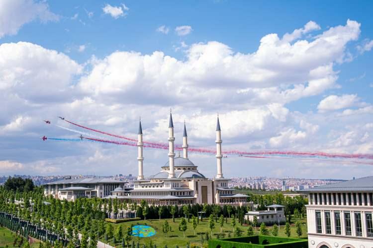 <p>Cumhurbaşkanı Recep Tayyip Erdoğan, Ankara&rsquo;da d&uuml;zenlenen 36.⁠ ⁠NATO Devlet ve H&uuml;k&uuml;met Başkanları Zirvesi &ouml;ncesi T&uuml;rkiye'ye resmi ziyaret ger&ccedil;ekleştiren ABD Başkanı Donald Trump'ı Cumhurbaşkanlığı K&uuml;lliyesi&rsquo;nde t&ouml;renle karşıladı. T&ouml;rende T&uuml;rk Yıldızları g&ouml;steri u&ccedil;uşu ger&ccedil;ekleştirdi.</p>
