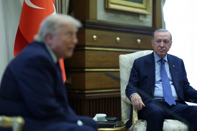 <p>Trump, "Dostumun g&uuml;&ccedil;l&uuml; lider olduğu T&uuml;rkiye&rsquo;de d&uuml;zenlenmemiş olsaydı, muhtemelen buna katılmazdım. Şu anda T&uuml;rkiye ile ilişkilerimizin hi&ccedil; olmadığı kadar iyi olduğunu s&ouml;yleyebilirim. Cumhurbaşkanı&rsquo;na b&uuml;y&uuml;k saygı duyuyorum. Bu ger&ccedil;ekten de iki &uuml;lkenin (T&uuml;rkiye-ABD) faydasına." dedi.</p>
