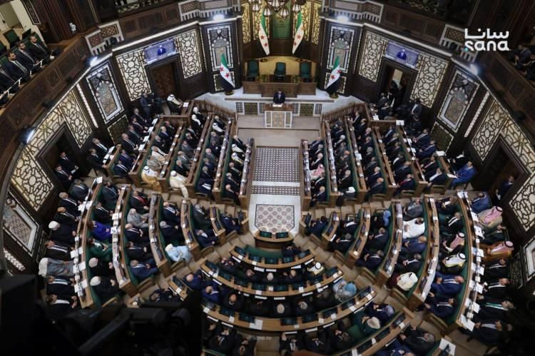 <p>Halk Meclisi, &uuml;yelerinin anayasal yemini etmesinin ardından Pazar g&uuml;n&uuml; erken saatlerde ilk oturumunu ger&ccedil;ekleştirdi.</p>
