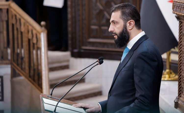 <p>Meclisin se&ccedil;ilen &uuml;yeleri ile Cumhurbaşkanı Şara tarafından atanan 70 &uuml;yenin katılımıyla ger&ccedil;ekleşen oturum yaklaşık bir haftalık ertelemenin ardından yapıldı.</p>
