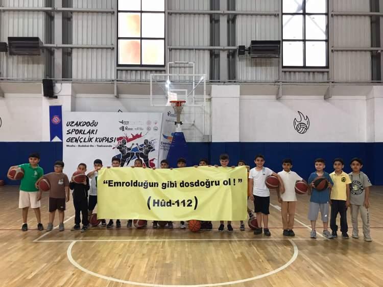 <p>Gen&ccedil;ler, hazırladıkları pankartlarda yer verdikleri ayetlerle birlik, saygı ve manevi değerlere bağlılık mesajı verdi.</p>
