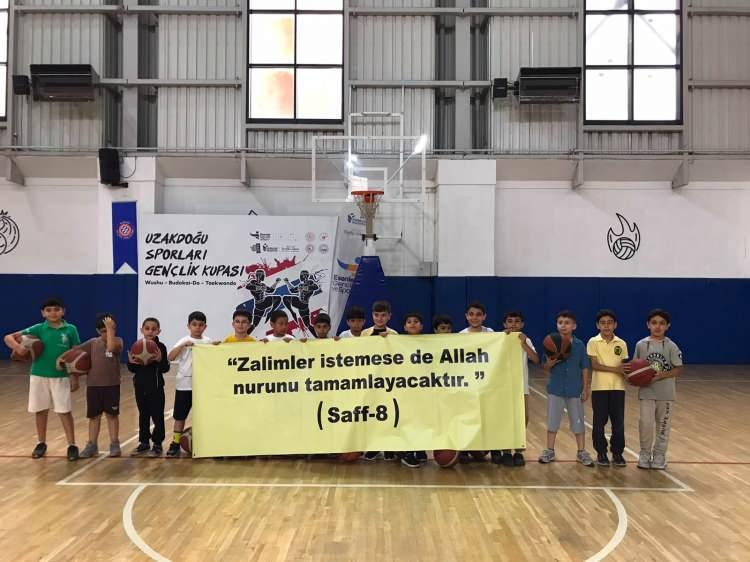 <p>DEĞERLERİNE SAHİP &Ccedil;IKIYORLAR</p>

<p>&nbsp;</p>

<p><br />
Esenler Belediye Başkanı M. Tevfik G&ouml;ksu, gen&ccedil;lerin duyarlılığına dikkat &ccedil;ekerek şu değerlendirmelerde bulundu:<br />
&ldquo;&Ccedil;ocuklarımız sahip oldukları değerleri koruma ve yaşatma konusunda her zaman hassasiyet g&ouml;stermiştir. Bug&uuml;n de Esenlerli gen&ccedil;lerimiz, inan&ccedil;larına ve manevi değerlerine y&ouml;nelik hassasiyetlerini demokratik bir şekilde ifade ederek &ouml;nemli bir mesaj vermiştir. Bizler gen&ccedil;lerimizin bilin&ccedil;li, duyarlı ve milli-manevi değerlerine bağlı bireyler olarak yetişmeleri i&ccedil;in &ccedil;alışmalarımızı s&uuml;rd&uuml;r&uuml;yoruz.&rdquo;</p>

<p>&nbsp;</p>
