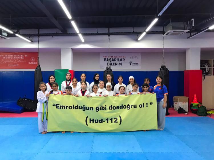 <p>KUR-AN&rsquo;I KERİM BİZİM İ&Ccedil;İN &Ccedil;OK KIYMETLİ</p>

<p>&nbsp;</p>

<p><br />
9 yaşındaki Ali Ramazan Yetkin ise etkinlikte yaptığı a&ccedil;ıklamada, &ldquo;Bizler değerlerimize sahip &ccedil;ıkmak istiyoruz. Kur&rsquo;an-ı Kerim bizim i&ccedil;in &ccedil;ok kıymetli. B&uuml;y&uuml;klerimizin ve &ouml;ğretmenlerimizin bize anlattığı g&uuml;zel değerleri yaşatmak ve saygı g&ouml;rmek istiyoruz. Bug&uuml;n arkadaşlarımızla birlikte hazırladığımız pankartlarla d&uuml;ş&uuml;ncelerimizi ifade ettik&rdquo; dedi.</p>

<p>&nbsp;</p>
