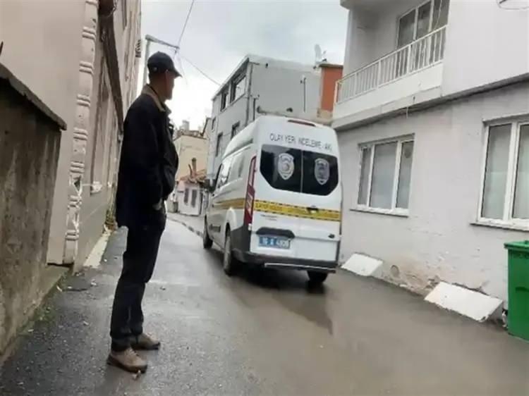 <p>30 Ocak&rsquo;ta saat 21.30 sıralarında polis merkezine giden Adalet Uzunoğlu, eşinin 2 g&uuml;n &ouml;nce &ccedil;alan zile bakmak i&ccedil;in 3 katlı evlerinin giriş kapısına indiğini bir daha da geri gelmediğini s&ouml;yleyip, kayıp ihbarında bulundu. Uzunoğlu'nu arama &ccedil;alışması başlatan ekipler, incelemede bulunmak ve Adalet Uzunoğlu&rsquo;ndan bilgi almak i&ccedil;in eve gittiklerinde, Ali Fuat Uzunoğlu'nun cep telefonu, c&uuml;zdanı ve kimliğini buldu. Ekipler, evin &ccedil;eşitli yerlerinde de kan izine rastladı.</p>
