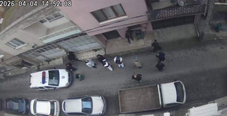 <p>Akşam saatlerine kadar uyanır, diye bekledim. Bekledim bekledim, uyanmadı. Evimizde bir nacak vardı. Onunla 5-10 par&ccedil;aya b&ouml;ld&uuml;m. Yaklaşık 5-6 saat s&uuml;rd&uuml;. Poşetlere koydum. Gece saatlerinde farklı farklı &ccedil;&ouml;pe attım. &Ccedil;&ouml;plerin olduğu b&ouml;lgede g&uuml;venlik kamerası yoktu. Eşimi par&ccedil;alamadan &ouml;nce yere poşet serdim. Ben de &uuml;st&uuml;me mavi poşet ge&ccedil;irdim. Eşimin kanı &ccedil;ekildiği i&ccedil;in kan akmadı. Bu şekilde kestim. Sonra yerdeki ve &uuml;zerimdeki poşet ile nacağı bah&ccedil;ede su dolu kovada yıkadım. Daha sonra &ccedil;&ouml;pe attım. Elbiselerimi de yıkadım ve duş aldım" diye konuştu.</p>
