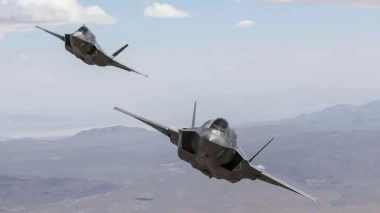 <p>ABD, İngiltere, İtalya, Hollanda, Kanada, Avustralya, Danimarka ve Norve&ccedil; F-35 programındaki &uuml;lkeler olarak sıralanırken F-35'lerini teslim alan &uuml;lkeler ş&ouml;yle:</p>

<p><strong>ABD</strong></p>

<p><strong>İngiltere</strong></p>

<p><strong>İtalya</strong></p>

<p><strong>Hollanda</strong></p>

<p><strong>Norve&ccedil;</strong></p>

<p><strong>Avustralya</strong></p>

<p><strong>Japonya</strong></p>

<p><strong>G&uuml;ney Kore</strong></p>

<p><strong>İsrail</strong></p>

<p><strong>Danimarka</strong></p>

<p><strong>Bel&ccedil;ika</strong></p>

<p><strong>Polonya</strong></p>

