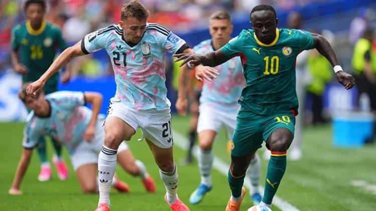 <p>2026 D&uuml;nya Kupası son 32 turunda Bel&ccedil;ika'ya 3-2 yenilerek turnuvaya veda eden Senegal Mill&icirc; Takımı, 2-0 &ouml;ne ge&ccedil;tiği ma&ccedil;ı dramatik bir şekilde kaybederek &uuml;lkede tarihi bir hayal kırıklığı yaşattı.<br />
<br />
I Grubu'ndan zorlukla &ccedil;ıkan Afrika temsilcisinin bu vedası, hem taraftarları kahretti hem de takım i&ccedil;inde b&uuml;y&uuml;k bir krize yol a&ccedil;tı.</p>
