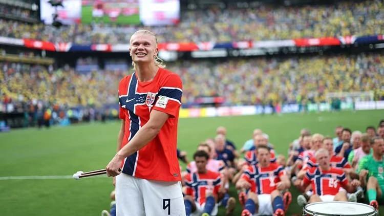 <p>Erling Haaland &ouml;nderliğindeki İskandinav ekibi,&nbsp;tam 28 yıllık hasretin ardından katıldığı ilk turnuvada sadece son 16'ya kalmakla kalmamış, D&uuml;nya Kupası'nı en &ccedil;ok kazanan &uuml;lke olan ve bu turnuvanın doğal favorisi Brezilya'yı 2-1 mağlup ederek &ccedil;eyrek finale y&uuml;kseldi.</p>
