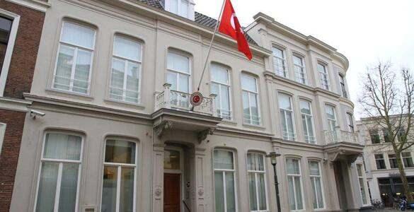 <p><strong><span style="color:rgb(178, 34, 34)">HOLLANDA VE İSVE&Ccedil; B&Uuml;Y&Uuml;KEL&Ccedil;İLİĞE BIRAKTI</span></strong></p>

<p>Hollanda ve İsve&ccedil; başbakanlıkları da revolverlerin Ankara'daki b&uuml;y&uuml;kel&ccedil;iliklere bırakıldığını a&ccedil;ıkladı.</p>

<p>Hollanda'nın hediyeyi &uuml;lkeye g&ouml;t&uuml;rmeden &ouml;nce kullanılmaz hale getirmeyi planladığı, İsve&ccedil;'in ise ithalat işlemlerinin tamamlanmasını beklediği belirtildi.</p>
