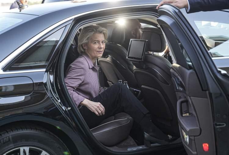 <p><strong><span style="color:rgb(178, 34, 34)">VON DER LEYEN M&Uuml;ZEYE G&Ouml;NDERECEK</span></strong></p>

<p>Avrupa Komisyonu Başkanı Ursula von der Leyen'in ise kendisine verilen revolveri bir askeri m&uuml;zeye bağışlamayı planladığı belirtildi.</p>
