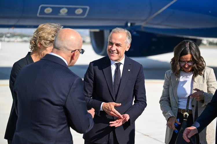 <p><span style="color:#B22222"><strong>LEYEN M&Uuml;ZEYE TESLİM EDECEK</strong></span></p>

<p>Kanada Başbakanı Mark Carney'nin Ofisi, başbakanın hediye bir revolver aldığını doğruladı. Yetkililer, tabancanın Kanada Kraliyet Atlı Polisi'ne (RCMP) teslim edildiğini a&ccedil;ıkladı.</p>
