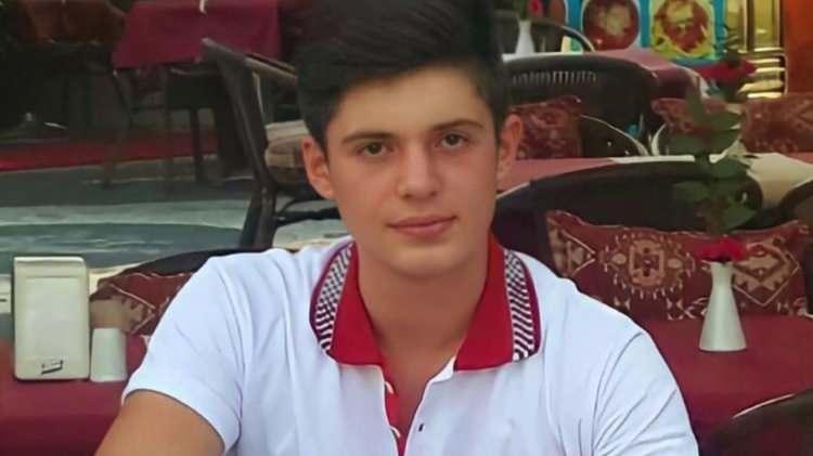 <p><strong>ŞEHİT MAHİR AYABAK - 17</strong></p>

<p>Lise &ouml;ğrencisi Mahir Ayabak, İstanbul Bayrampaşa&rsquo;daki &Ccedil;evik Kuvvet Şube M&uuml;d&uuml;rl&uuml;ğ&uuml; &ouml;n&uuml;nde darbecilere karşı direnirken şehit oldu.</p>
