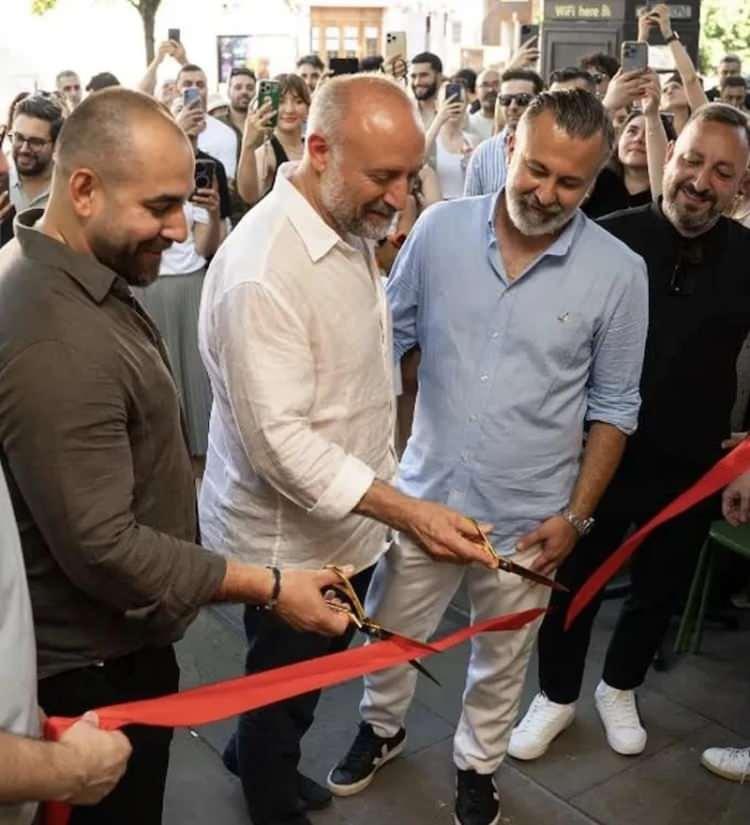 <p><strong>Bir s&uuml;redir ortağı olduğu b&ouml;rek markasının Londra&rsquo;daki şube a&ccedil;ılışları i&ccedil;in İstanbul-Londra arası mekik dokuyan &uuml;nl&uuml; oyuncu, Akif Yaman&rsquo;ın haberine g&ouml;re, ailesinden miras kalan arsaya site yapılmasına engel oldu.</strong></p>
