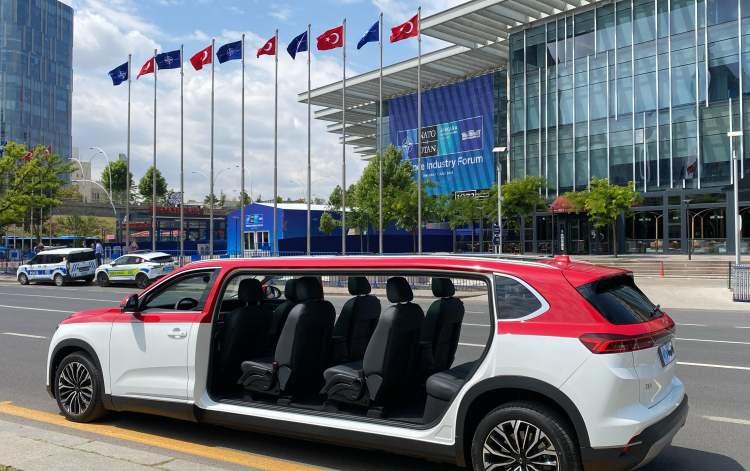 <p>Kırmızı-beyaz renkte NATO i&ccedil;in &ouml;zel hazırlanan 8 kişi kapasiteli limuzinler, Cumhurbaşkanlığı K&uuml;lliyesi i&ccedil;erisindeki protokol taşımalarında da hizmet verecek.&nbsp;</p>
