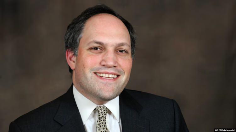 <p><strong><span style="color:rgb(178, 34, 34)">43)&nbsp; MICHAEL RUBIN&nbsp;</span>&nbsp;|&nbsp; 10,6 MİLYAR DOLAR</strong></p>

<p>&nbsp;</p>

<p>Michael Rubin, ABD merkezli e-ticaret ve perakende sekt&ouml;r&uuml;nde &ouml;ne &ccedil;ıkan bir iş insanıdır. Serveti, Fanatics gibi spor &uuml;r&uuml;nleri şirketleri ve başarılı yatırımlarından kaynaklanıyor.</p>
