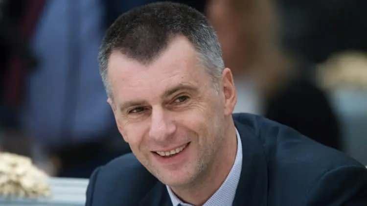 <p><strong><span style="color:rgb(178, 34, 34)">42)&nbsp; MIKHAIL PROHOROV</span> | 10,7 MİLYAR DOLAR&nbsp; - Girişimci</strong></p>

<p>&nbsp;</p>

<p>Mikhail Prohorov, Rusya&rsquo;nın &ouml;nde gelen iş insanlarından biri olup madencilik ve metal&uuml;rji sekt&ouml;rlerinde b&uuml;y&uuml;k yatırımlara sahiptir. Ayrıca spor ve finans alanındaki girişimleriyle de servetini artırmıştır.</p>
