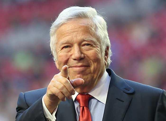 <p><strong><span style="color:rgb(178, 34, 34)">39)&nbsp; ROBERT KRAFT</span> | 11,8 MİLYAR DOLAR</strong></p>

<p>&nbsp;</p>

<p>Robert Kraft, Amerikan futbolu takımı New England Patriots&rsquo;un sahibi olarak tanınıyor ve spor sekt&ouml;r&uuml;ndeki yatırımlarıyla dikkat &ccedil;ekiyor. Serveti, aynı zamanda kağıt ve ambalaj end&uuml;strisindeki başarılı iş girişimlerinden geliyor.</p>
