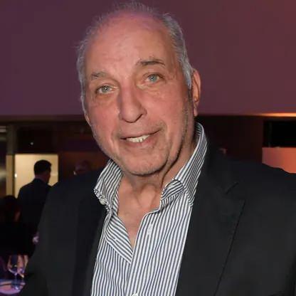 <p><strong><span style="color:rgb(178, 34, 34)">37)&nbsp; DAVID REUBEN&nbsp;&nbsp;</span>| 12,8 MİLYAR DOLAR</strong></p>

<p>&nbsp;</p>

<p>David Reuben, İngiltere merkezli iş insanı ve yatırımcı olarak gayrimenkul, enerji ve &ccedil;eşitli sekt&ouml;rlerde b&uuml;y&uuml;k yatırımlara sahip. Serveti, stratejik yatırımları ve aile şirketlerinden gelen uzun s&uuml;reli kazan&ccedil;larla şekillenmiştir.</p>
