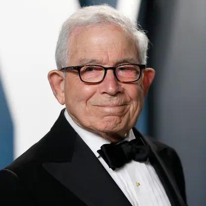 <p><strong><span style="color:rgb(178, 34, 34)">33)&nbsp; DONALD NEWHOUSE</span>&nbsp; |&nbsp; 14,4 MİLYAR DOLAR - İş insanı</strong></p>

<p>&nbsp;</p>

<p>Donald Newhouse, medya ve yayıncılık sekt&ouml;r&uuml;nde g&uuml;&ccedil;l&uuml; bir etkiye sahip olup Advance Publications şirketinin y&ouml;netiminde &ouml;nemli bir rol oynuyor. Serveti, gazete, dergi ve dijital medya yatırımlarından geliyor.</p>
