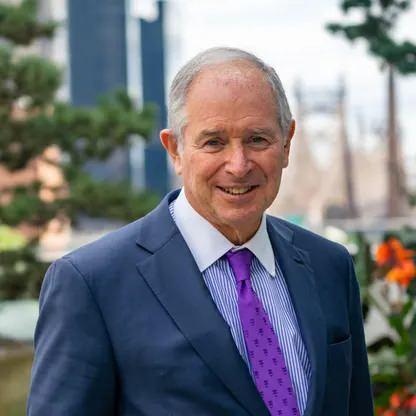 <p><span style="color:rgb(178, 34, 34)"><strong>9)&nbsp; STEPHEN SCHWARZMAN&nbsp; |&nbsp;</strong></span><strong> 44,4+ MİLYAR DOLAR</strong></p>

<p>&nbsp;</p>

<p>Stephen Schwarzman, &ouml;zel sermaye devi Blackstone Group&rsquo;un kurucu ortağı olarak finans d&uuml;nyasında tanınıyor. Serveti, b&uuml;y&uuml;k &ouml;l&ccedil;ekli yatırım ve satın alma işlemlerindeki başarılarından kaynaklanıyor.</p>
