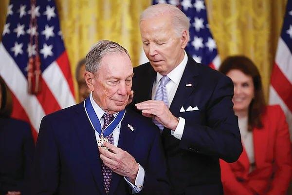 <p><strong><span style="color:rgb(178, 34, 34)">6)&nbsp; MICHAEL BLOOMBERG</span> | 105+ MİLYAR DOLAR - Finans</strong></p>

<p>&nbsp;</p>

<p>Michael Bloomberg, finansal veri ve medya devi Bloomberg LP&rsquo;nin kurucusu ve eski New York Belediye Başkanıdır. Serveti, &ouml;zellikle finansal bilgi hizmetleri ve medya sekt&ouml;r&uuml;ndeki yatırımlarından geliyor.</p>

<p>&nbsp;</p>

<p>İsrail bağlantısı:&nbsp; Yahudi kimliğiyle tanınıyor. Doğrudan mali bağları zayıf olsa da, İsrail yanlısı politikaları destekleyen a&ccedil;ıklamalarıyla biliniyor.</p>
