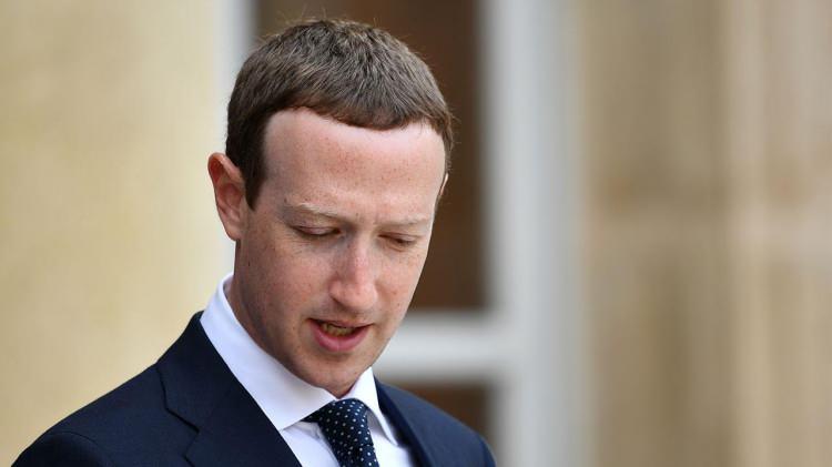<p><strong><span style="color:rgb(178, 34, 34)">2)&nbsp; MARK ZUCKERBERG&nbsp;</span>&nbsp;|&nbsp; 216+ MİLYAR DOLAR</strong></p>

<p>&nbsp;</p>

<p>Mark Zuckerberg, Facebook&rsquo;un (Meta) kurucusu ve CEO&rsquo;su olarak sosyal medya d&uuml;nyasında en etkili isimlerden biridir. Serveti, Meta b&uuml;nyesindeki sosyal medya, sanal ger&ccedil;eklik ve teknoloji yatırımlarından kaynaklanıyor.</p>
