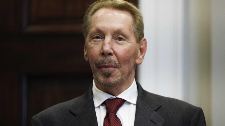 <p><strong><span style="color:rgb(178, 34, 34)">1)&nbsp; LARRY ELLISON&nbsp;</span>&nbsp;|&nbsp; 393+ MİLYAR DOLAR - Teknoloji</strong></p>

<p>&nbsp;</p>

<p>Larry Ellison, Oracle&rsquo;ın kurucu ortağı ve teknoloji d&uuml;nyasının en zengin iş insanlarından biridir. Serveti, yazılım, bulut teknolojileri ve sağlık alanındaki yatırımlarından geliyor.</p>

<p>&nbsp;</p>

<p>İsrail Bağlantısı: İsrail&rsquo;de teknoloji yatırımları bulunuyor. Sağlık ve savunma teknolojileri alanlarında dolaylı iş birlikleri var. Ayrıca &ccedil;eşitli Yahudi kuruluşlarına bağışlar yaptığı biliniyor</p>

<p>&nbsp;</p>

<p><span style="color:rgb(178, 34, 34)"><strong>Geliştirdiği sistemleri; sağlıktan teknolojiye hemen hemen her alanda var.</strong></span></p>

<p>&nbsp;</p>

<p>Ayrıca&nbsp; &Ccedil;in devi TikTok&rsquo;un ABD operasyonunu satın aldı.</p>

<p>&nbsp;</p>

<p><span style="color:rgb(178, 34, 34)"><strong>DERLEYEN: HABER7</strong></span></p>
