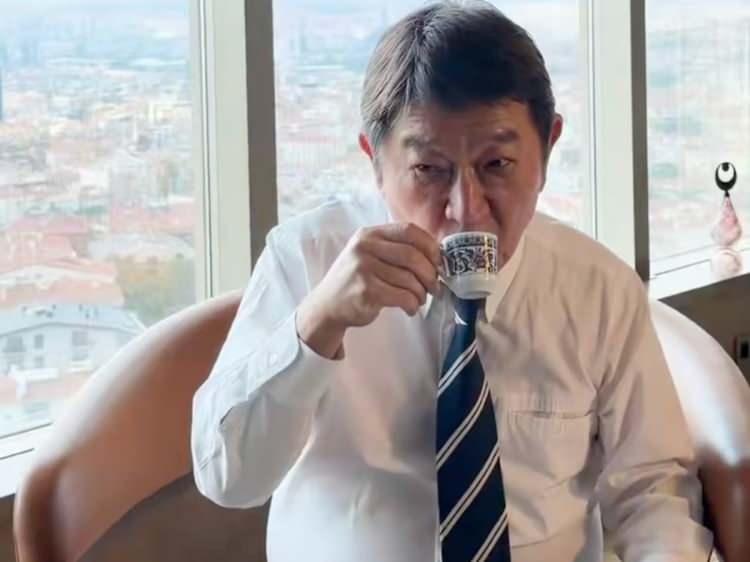<p><strong>Kahve i&ccedil;tiği anlara ilişkin g&ouml;r&uuml;nt&uuml;leri sosyal medya hesabından paylaşan Japon Bakan&rsquo;ın paylaşımı kısa s&uuml;rede b&uuml;y&uuml;k ilgi g&ouml;rd&uuml;.</strong></p>
