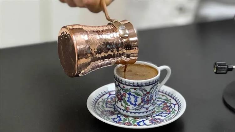 <p><strong><span style="color:#800080"><em>&ldquo;Bizim kahvelerden farklı, &ccedil;ok derin bir lezzeti var&rdquo; </em></span>diyerek T&uuml;rk kahvesine olan beğenisini dile getiren Motegi, kahvenin yapımında kullanılan cezve, ince &ccedil;ekilmiş kahve ve geleneksel pişirme y&ouml;ntemine dikkat &ccedil;ekti.</strong></p>

