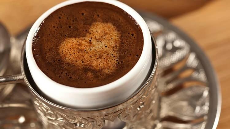 <p><strong>T&uuml;rk kahvesinin Japonya&rsquo;da yaygın olarak t&uuml;ketilen kahvelerden farklı olduğunu belirten Motegi,<em> <span style="color:#800080">&ldquo;T&uuml;rk kahvesi filtrelenmiyor. İnce &ccedil;ekilmiş kahve, su ve isteğe bağlı olarak şeker, cezve adı verilen &ouml;zel kapta doğrudan bir araya getiriliyor ve ateş &uuml;zerinde yavaş&ccedil;a kaynatılıyor&rdquo;</span></em> dedi.</strong></p>
