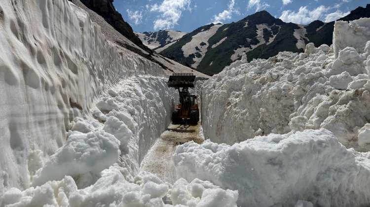 <p>Hakkari'nin Y&uuml;ksekova il&ccedil;esinde, temmuz ayında y&uuml;ksek rakımlı b&ouml;lgelerde karla m&uuml;cadele &ccedil;alışmaları devam ederken<span style="color:#A52A2A"> <strong><em>17 kilometrelik yolun 14 kilometresini ulaşıma a&ccedil;ıldı.</em></strong></span></p>
