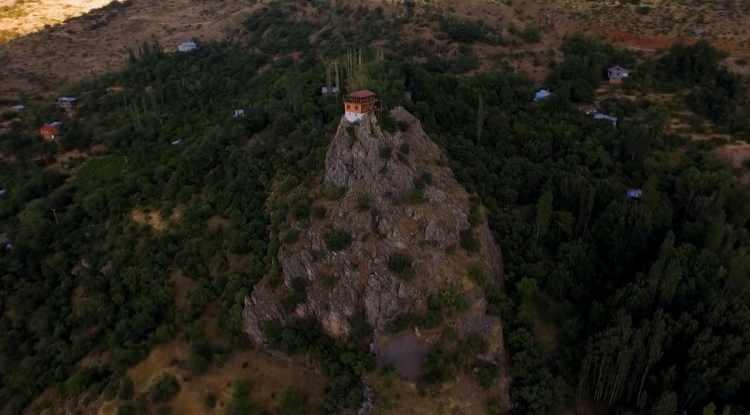 <p><em><strong>Erzincan'ın Kemaliye il&ccedil;esinde kayalıkların zirvesine inşa edilen ve "D&uuml;ğ&uuml;n Dernek 2" filmiyle &uuml;n kazanan ikonik ev satışa &ccedil;ıktı. B&ouml;lgenin en dikkat &ccedil;eken simgelerinden biri haline gelen kayalık ev i&ccedil;in istenen fiyat g&ouml;renleri şaşkına &ccedil;evirirken, ilan kısa s&uuml;rede b&uuml;y&uuml;k ilgi g&ouml;rd&uuml;.&nbsp;</strong></em></p>
