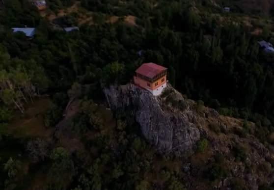 <p>Sarp kayalıkların zirvesine inşa edilen ve sıra dışı mimarisiyle dikkat &ccedil;eken yapı, yıllardır b&ouml;lgeyi ziyaret eden turistlerin en &ccedil;ok fotoğrafladığı noktalar arasında yer alıyor.&nbsp;</p>
