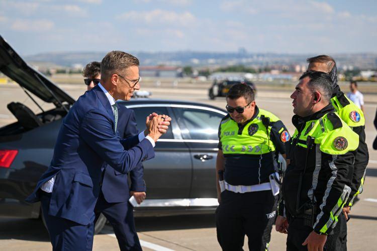 <p>Finlandiya Cumhurbaşkanı Alexander Stubb, 36.⁠ ⁠NATO Devlet ve H&uuml;k&uuml;met Başkanları Zirvesi'nin ardından Ankara Havalimanı'dan ayrıldı.</p>

<p>Stubb, Ankara'da kendisine eşlik eden polisler ile sohbet etti.</p>

<p>&nbsp;</p>
