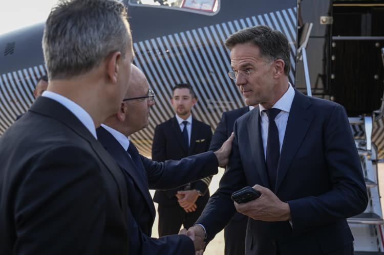 <p><span style="color:#B22222"><strong>NATO GENEL SEKRETERİ RUTTE</strong></span></p>

<p>Ankara&rsquo;da d&uuml;zenlenen 36.⁠ ⁠NATO Devlet ve H&uuml;k&uuml;met Başkanları Zirvesi&rsquo;nin ardından NATO Genel Sekreteri Mark Rutte, Hazine ve Maliye Bakanı Mehmet Şimşek ile Cumhurbaşkanlığı Savunma Sanayii (SSB) Başkanı Haluk G&ouml;rg&uuml;n tarafından Ankara Havalimanı'ndan uğurlandı</p>

<p>&nbsp;</p>
