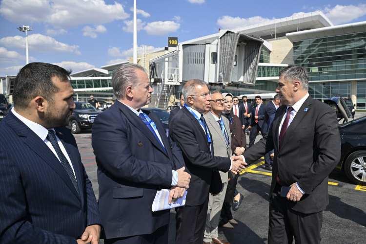 <p><span style="color:#B22222"><strong>HIRVATİSTAN CUMHURBAŞKANI</strong></span></p>

<p>Ankara&rsquo;da d&uuml;zenlenen 36.⁠ ⁠NATO Devlet ve H&uuml;k&uuml;met Başkanları Zirvesi&rsquo;nin ardından, Hırvatistan Cumhurbaşkanı Zoran Milanovic Esenboğa Havalimanı'ndan ayrıldı.</p>
