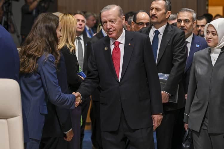 <p>Sabah saatlerinde aile fotoğrafı &ccedil;ektiren liderler, Cumhurbaşkanı Recep Tayyip Erdoğan'ın liderliğinde kapalı oturuma ge&ccedil;ti.</p>

<p>Oturum sonrası merakla beklenen sonu&ccedil; bildirgesi de yayımlandı.&nbsp;<br />
<br />
Bunun ardından liderler Ankara'dan ayrılmaya başladı.&nbsp;</p>
