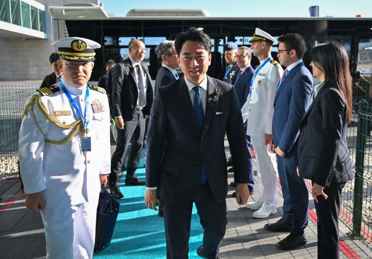<p><span style="color:#B22222"><strong>JAPONYA SAVUNMA BAKANI&nbsp;</strong></span></p>

<p>Japonya Savunma Bakanı Koizumi Şinciro Esenboğa Havalimanı'na geldi.</p>
