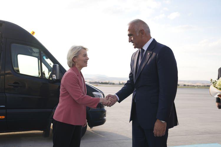 <p><span style="color:#B22222"><strong>AVRUPA KOMİSYONU BAŞKANI URSULA VON DER LEYEN</strong></span></p>
