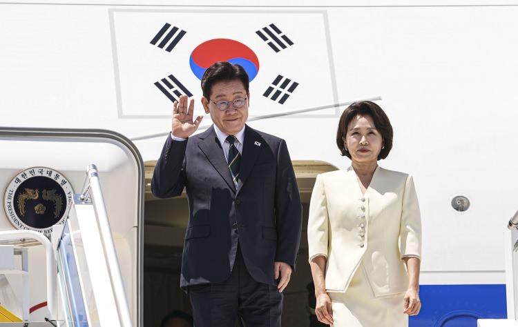 <p><span style="color:#B22222"><strong>G&Uuml;NEY KORE DEVLET BAŞKANI</strong></span></p>

<p>G&uuml;ney Kore Devlet Başkanı Lee Jae Myung ve eşi Kim Hea Kyung, Esenboğa Havalimanı'na geldi.</p>
