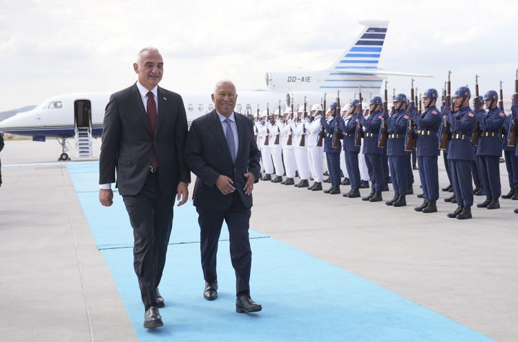 <p>Avrupa Konseyi Başkanı Antonio Costa, Esenboğa Havalimanı'na geldi. Avrupa Konseyi Başkanı Antonio Costa'yı, K&uuml;lt&uuml;r ve Turizm Bakanı Mehmet Nuri Ersoy&nbsp; karşıladı.</p>
